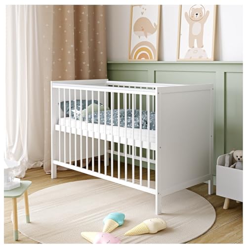 Baby Delux Babybett 60x120 cm weiß mit Matratze Iva 3-Fach höhenverstellbar Massivholz Schlupfsprossen (mit Aloe Vera Komfort Matratze 60x120x10 cm) von Generic