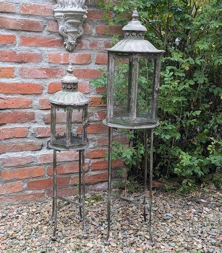 2er Set Laternen auf Ständer Vitrine Windlicht Metall Glas Vintage ANTIK Stil GARTENDEKO WO-1890 2er Set Laternen auf Ständer Vitrine Windlicht Metall Glas Vintage ANTIK Stil GARTENDEKO WO-1890 von Generisch