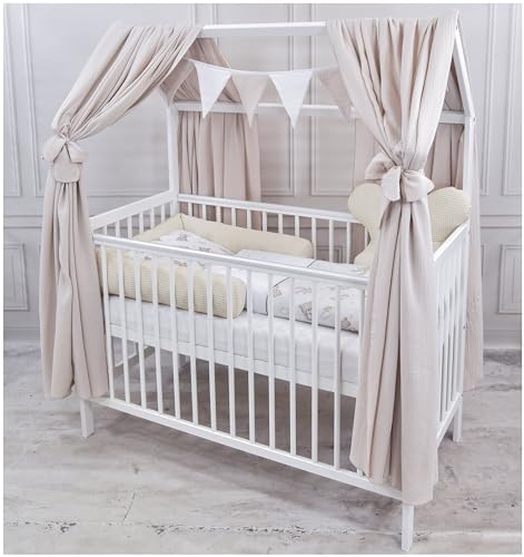 Baby Delux Babybett Komplett Set Hausbett 60x120 cm weiß Rausfallschutz Kinderbett Matratze Bettwäsche Deko Set (Musselin Himmel, Bärchen beige Waffelpique) von Generisch
