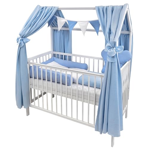 Baby Delux Babybett Komplett Set Hausbett 60x120 cm weiß Rausfallschutz Kinderbett Matratze Bettwäsche Deko Set (Musselin Himmel, Blau Musselin Waffelpique) von Generisch