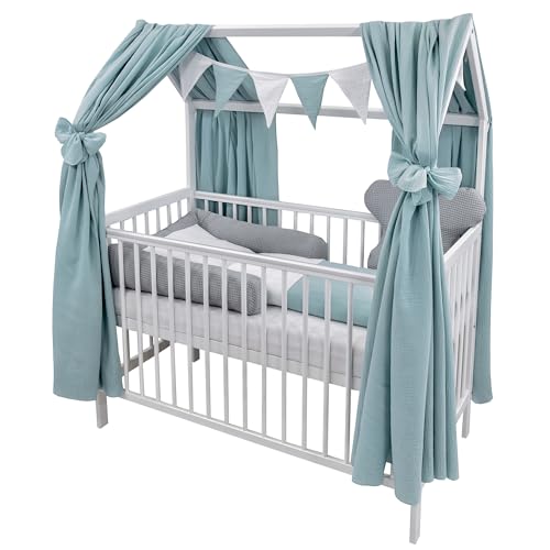 Baby Delux Babybett Komplett Set Hausbett 60x120 cm weiß Rausfallschutz Kinderbett Matratze Bettwäsche Deko Set (Musselin Himmel, Grau Mint Musselin Waffelpique) von Generisch