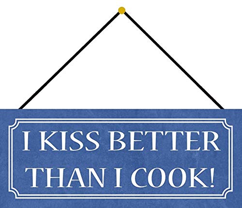 Blechschild 27x10cm gewölbt mit Kordel I kiss Better Than I Cook Spruch Humor Lustig Sprüche Deko Geschenk Schild von susurrus