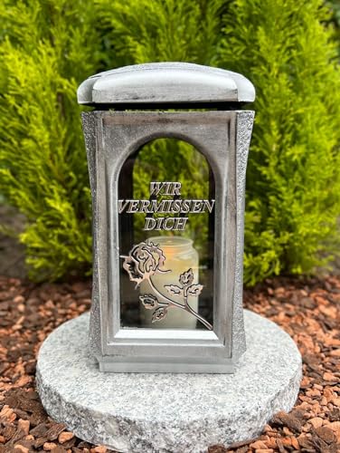 Grablampe Grablicht mit 3D Text - WIR VERMIESSEN Dich -29 cm H. Farbe Silber Grabkerze Kerze Grabdeko Gartenlampe Laterne ohne Sockel - Kerze Gratis Grablampe Grablicht mit 3D Text - WIR VERMIESSEN Dich -29 cm H. Farbe Silber Grabkerze Kerze Grabdeko Gartenlampe Laterne ohne Sockel - Kerze Gratis von Generisch