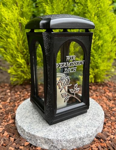 Grablampe mit 3D Text - WIR VERMIESSEN Dich - 29 cm H. Farbe SCHWARZ Grabkerze Kerze Grablicht Grabdeko Gartenlampe Laterne ohne Sockel - Kerze Gratis. von Generisch
