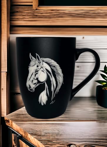 Tasse mit Gravur – auf Wunsch auch mit Text – gummierte Oberfläche – Farbe Schwarz-Porzellan-Personalisiert- Geschenk (Pferd) von Generisch