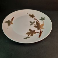 Echte Keramik Große Runde Servierplatte Mit Schönen Herbst Blätter Design. Hervorragender Zustand, Keine Chips, Risse Und Haarrisse von GentlyLovedCA