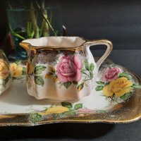 Vintage Blumen Milchkännchen Und Zuckerdose Mit Unterteller Von Sandland Ware Lancaster, Lancaster Ltd, Manley, Staffordshire, England von GentlyLovedCA