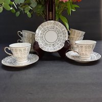 Vintage Demitasse Set, Made in Japan, Weißes Porzellan Mit Goldblumen Und Goldakzent An Griff Rand. 12 Stück von GentlyLovedCA