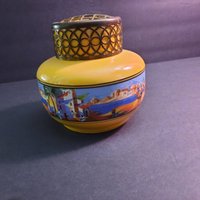 Vintage Gelbe Blumenvase Mit Blumenfrosch, Nahost-Szene. Einige Kratzer Aufgrund Des Alters, Aber Es Gibt Keine Risse Oder Chips von GentlyLovedCA