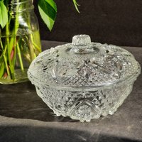 Vintage Gepresste Klare Glasschale Mit Deckel, Glas Herzen Und Blumen Finials von GentlyLovedCA