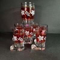 Vintage Glasstiefel, Mod Dep, Dekanter, Schnapsgläser Set, 7-Teilig, Ruby Flash, Handbemalt, Weiße Blumen Und Goldener Bordürenstreifen von GentlyLovedCA