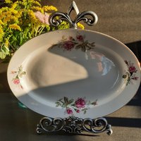 Vintage Große Ovale Servierplatte, Weiß Mit Rosa Rosenknospen, Made in China. Guter Zustand, 1 Kleiner Flohbiss, Keine Chips Und Risse von GentlyLovedCA