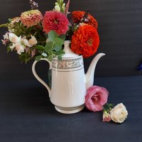 Vintage Lynns Fine China Kaffeekanne. Weiß Mit Hellgrünem Moos Und Medaillon-Blumen-Muster von GentlyLovedCA