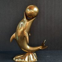 Vintage Messing Delfin Statue Mit Kugel. Toller Zustand Und Ein Tolles Boho Dekor Stück von GentlyLovedCA