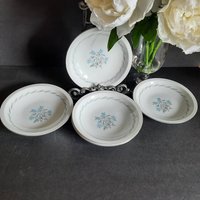 Vintage Suppen/Salatteller Von Meito China, Hergestellt in Japan, Blaues Lorbeermuster, Porzellan, Weiße Und Blaue Suppenteller von GentlyLovedCA