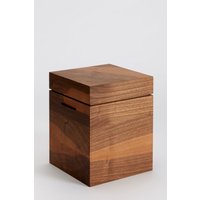 Massive Holzurne Aus Nußbaum in Handgemachter Schreinerqualität Massive Holzurne Aus Nußbaum in Handgemachter Schreinerqualität von GeometroMaps