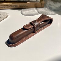 Handgefertigtes Leder-Stift-Etui, Personalisierter Einzel-Stifthalter Mit Gravur, Echtleder-Stifttasche, Handgenähtes Stiftetui, Werbegeschenk von GeorgeZaridzeLeather