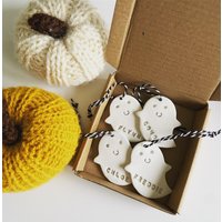 Handgemachte Personalisierte Ton Halloween Herbst Geist Hängende Dekoration von GeorgethebearCrafts