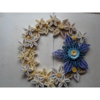 Papierblumenkranz Lavendelblaue Quilled-Wandkunst | 25 cm von GeorgianaArtAndStyle