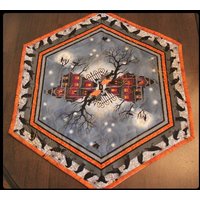Haunted House Hexagon Table Topper von GeorgiasSewingShop