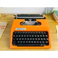 Mini Schreibmaschine 1970Er Jahre Orange Vintage Mit Original Koffer Mini Schreibmaschine 1970Er Jahre Orange Vintage Mit Original Koffer von GermanTypewriterCo