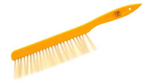 Kleiner Bienenbesen mit gelbem Kunststoffgriff und weißen Perlonborsten von Germerott Bienentechnik