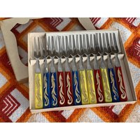 12 Kleine Vintage Gabeln Aus Polen/Servierbesteck Mit Plastikgriff 12Er Set Käsespießer Party-Gabeln Mid Century Bunte Griffe von Gernewieder