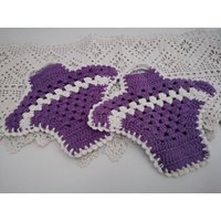 2 St. Topflappen - Ein Paar Gehäkelte Topflappen, Lila Weiß/Doppelt Handarbeit, Bauern, Landhaus 2 St. Topflappen - Ein Paar Gehäkelte Topflappen, Lila Weiß/Doppelt Handarbeit, Bauern, Landhaus von Gernewieder