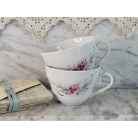 2 Vintage Kahla Kaffeetassen Mit Blumendekor/Teetassen Kahla Porzellan Alte Serie Blumen Brocante von Gernewieder