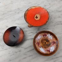 3 Bunt Emaillierte Kerzenständer Aus Den 60Er Jahren/Konvolut Rote Emaille Zierteller Für Kerzen Mid Century Kupfer Rottöne von Gernewieder