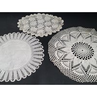 3 Gehäkelte Deckchen in Weiß/Häkeldeckchen Vintage Tischdeckchen Untersetzer Konvolut Klöppelarbeit Handarbeit | Set D von Gernewieder