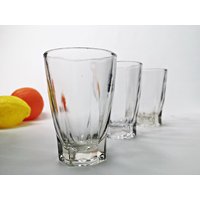 3 Kleine Trinkgläser Aus Dickem Pressglas/Frühstücksgläser Vintage Shotgläser Stamperl Schnapsgläser Den 1960Er Jahren 3 Kleine Trinkgläser Aus Dickem Pressglas/Frühstücksgläser Vintage Shotgläser Stamperl Schnapsgläser Den 1960Er Jahren von Gernewieder
