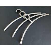 3 Silberfarbene Kleiderbügel Aus Kunststoff 3 Silberfarbene Kleiderbügel Aus Kunststoff von Gernewieder