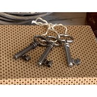 3Er Set Vintage Zimmerschlüssel/Alte Schlüssel Mit Patina Alter Bartschlüssel Skelettschlüssel Altbauwohnung Brocante 8 cm von Gernewieder