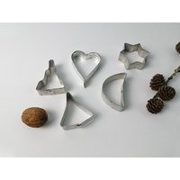 5 Ausstechformen Aus Blech Mit Patina/Backformen Plätzchen Weihnachtsgebäck Ausstecher Zum Kekse Backen 5 Ausstechformen Aus Blech Mit Patina/Backformen Plätzchen Weihnachtsgebäck Ausstecher Zum Kekse Backen von Gernewieder