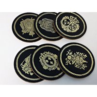 6 Untersetzer/Kork Und Kunstleder Mid Century Retro Coasters Schwarz Gold Mit Wappen Ø 7, 5cm von Gernewieder