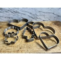 7 Vintage Ausstecher Herz/Ausstechformen Aluminium Blech Mit Patina Backförmchen Für Plätzchen Weihnachtsgebäck Zum Kekse Backen 7 Vintage Ausstecher Herz/Ausstechformen Aluminium Blech Mit Patina Backförmchen Für Plätzchen Weihnachtsgebäck Zum Kekse Backen von Gernewieder