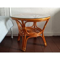 Alter Rattan Tisch Mit Glasplatte - Couchtisch Aus Bambus Beistelltisch Mid Century Boho Bohemian Style von Gernewieder