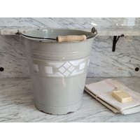 Alter Wassereimer in Grau Mit Spritzdekor/Grauer Eimer Aus Emaille Emailleeimer 10 Liter Alter Wassereimer in Grau Mit Spritzdekor/Grauer Eimer Aus Emaille Emailleeimer 10 Liter von Gernewieder