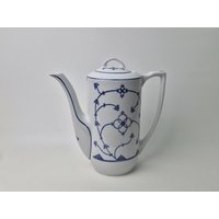 Blau Weiße Kaffeekanne Mit Strohblumenmuster Jäger Porzellan/Indisch Saks 80S Vintage Retro Kanne Ddr Geschirr Blau Weiße Kaffeekanne Mit Strohblumenmuster Jäger Porzellan/Indisch Saks 80S Vintage Retro Kanne Ddr Geschirr von Gernewieder