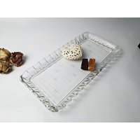 Eckige Vintage Servierplatte Aus Pressglas 30cm X 15, 5cm/12" 6" Glasteller Stollenplatte Mid Century Eckige Vintage Servierplatte Aus Pressglas 30cm X 15, 5cm/12" 6" Glasteller Stollenplatte Mid Century von Gernewieder