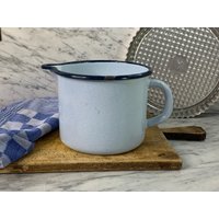 Hellblauer Emailletopf/Alter Schöpftopf in Himmelblau Henkeltopf Emaille Topf Vintage Milchtopf 1, 5 Liter von Gernewieder
