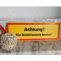 Hinweisschild Achtung Bitte Desinfektionsmatte Benutzen - Schild Aus Den 80Er Jahren Kunststoff Industrial von Gernewieder