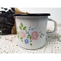 Kleine Emaille Tasse/Becher Schöpftopf Tassentopf Trinkbecher Vintage Mit Blumendekor Kleine Emaille Tasse/Becher Schöpftopf Tassentopf Trinkbecher Vintage Mit Blumendekor von Gernewieder