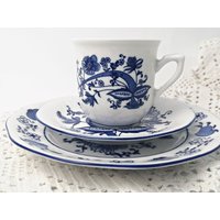Kleine Kaffeetasse Mit Unterteller Und Kuchenteller/Teetasse Trio Mokkatasse Zwiebelmuster Korona Kleine Kaffeetasse Mit Unterteller Und Kuchenteller/Teetasse Trio Mokkatasse Zwiebelmuster Korona von Gernewieder