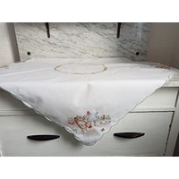 Kleine Ostertischdecke/Mitteldecke Besticktes Deckchen - Vintage Baumwolltischdecke Shabby Chic Kleine Ostertischdecke/Mitteldecke Besticktes Deckchen - Vintage Baumwolltischdecke Shabby Chic von Gernewieder