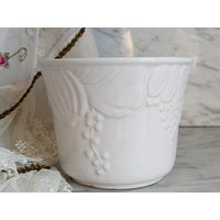 Kleiner, Weißer Blumentopf Aus Keramik Mit Dekor/Übertopf in Weiß von Gernewieder