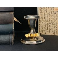 Kleiner Vintage Kerzenhalter Kerzenständer Mit Schleifchen/Silber Und Gold Farben 7cm 2.3/4" Kleiner Vintage Kerzenhalter Kerzenständer Mit Schleifchen/Silber Und Gold Farben 7cm 2.3/4" von Gernewieder