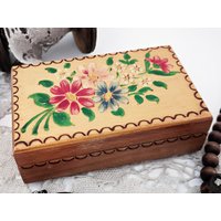 Kleines Holzkästchen Mit Brandmalerei Und Bauernmalerei /Holzbox/Vintage Kästchen Shabby Schmuckkästchen Kleines Holzkästchen Mit Brandmalerei Und Bauernmalerei /Holzbox/Vintage Kästchen Shabby Schmuckkästchen von Gernewieder