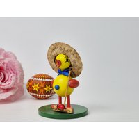 Kleines Küken Mit Strohhut, Harke Und Marienkäfer Zum Aufstellen/Osterdekoration Osterküken 8.5 cm Ca. 3.3" Kleines Küken Mit Strohhut, Harke Und Marienkäfer Zum Aufstellen/Osterdekoration Osterküken 8.5 cm Ca. 3.3" von Gernewieder